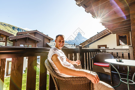 采尔马特村阳光明媚的夏日早晨 背景是马特洪峰 美丽的户外场景在瑞士阿尔卑斯山 瑞士 欧洲假期动物旅行传统顶峰天空教会旅游蓝色景观图片