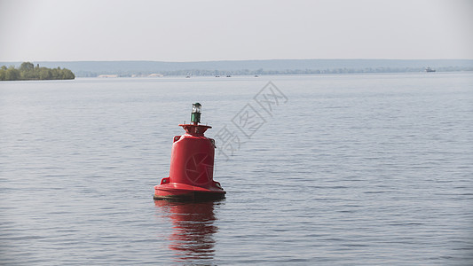 水上船舶的红河浮标     夏季日图片
