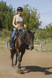 骑马课程 - 年轻女性骑马 垂直图片
