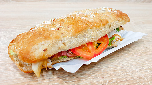 Ciabatatta三明治 配有生菜 鸡肉和木制桌上的奶酪火腿蔬菜面包食物熟食沙拉早餐黄瓜包子胸部图片