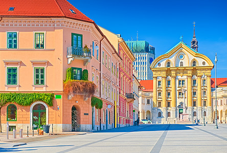 斯洛文尼亚卢布尔雅那市中心国会广场和圣三一的乌尔苏莱娜教堂景象图片