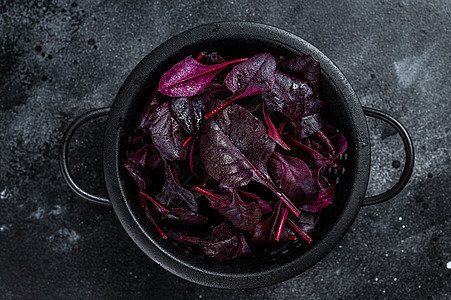 瑞士红硬纸或曼戈尔德沙拉的叶子 黑色背景 顶视图菠菜食物蔬菜营养植物滤器沙拉多叶红宝石白色图片