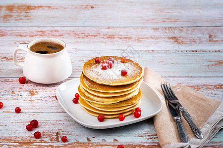 早早餐煎饼 加红莓和奶粉糖以及木制桌上的咖啡一杯咖啡饼子浆果面包桌子煎饼餐巾水果糕点早餐盘子图片