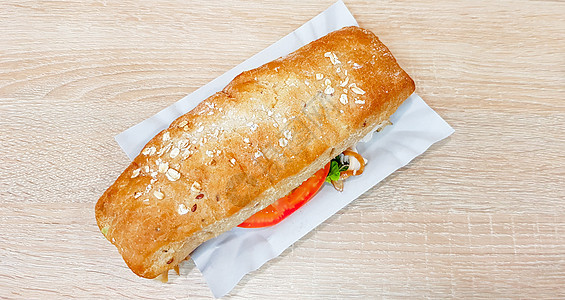 Ciabatatta三明治 配有生菜 鸡肉和木制桌上的奶酪面包火腿食物包子熟食早餐黄瓜沙拉蔬菜午餐图片