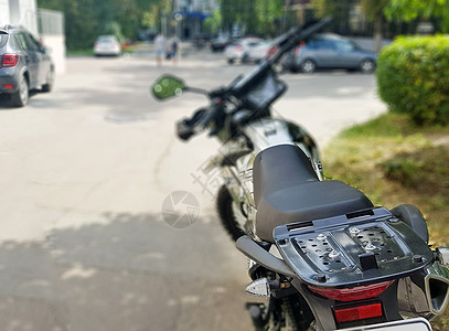 黑色摩托车停靠 后视 软焦点车辆反光板长方形挡泥板警告金属技术城市车轮机器图片