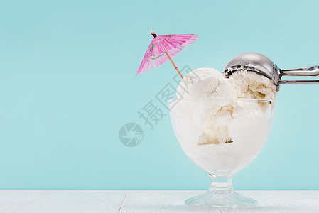 冰淇淋玻璃花瓶金属勺顶图片