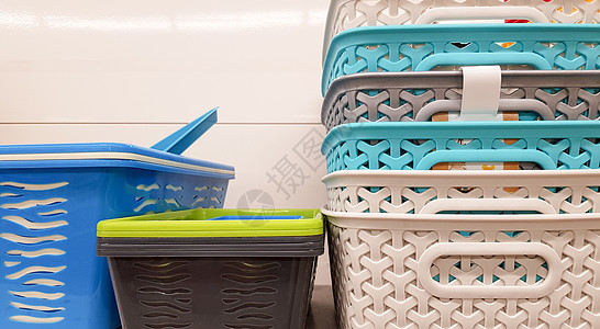 不同颜色和价格的塑料容器被放置在仓库或商店的陈列架上 回收塑料待售 多种选择材料储物盒产品团体塑料桶库房蓝色组织包装销售背景图片