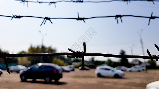 在网栅栏后面的汽车 安全 有人看守的停车场 罚款 逮捕概念运输天空公园车辆旅行绿色地标街道建筑学车库图片