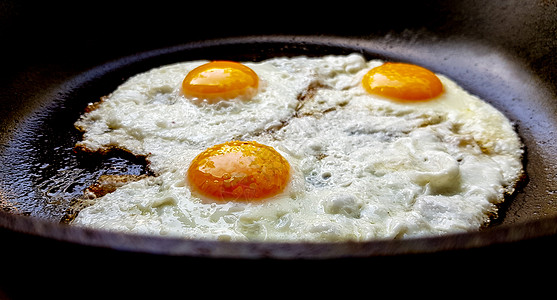 3个免费范围炒蛋 在热非棍子煎锅中铁板圆圈蛋黄烹饪油炸食物早餐平底锅午餐厨房图片