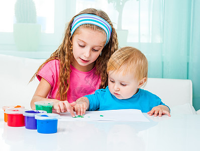 两姐妹画手指涂料童年婴儿绘画快乐孩子们油漆蓝色孩子生活乐趣图片