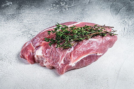 屠宰桌上的生猪肉 白色背景 顶层风景肩膀木板烹饪食物牛扒红色香料厨房营养鱼片图片
