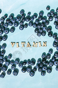 在新鲜蓝莓周围用木字写成的维他命题词 蓝莓抗氧化有机超级食品概念 用于健康饮食和营养 收获理念图片