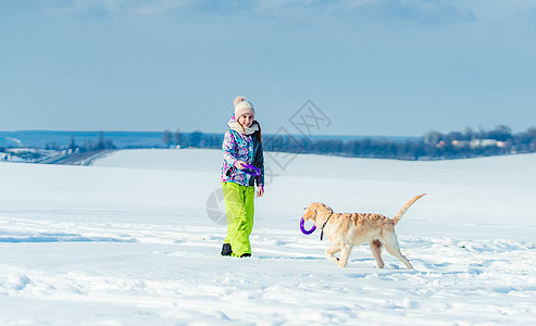 女孩与狗在雪中奔跑猎犬享受乐趣哺乳动物跑步喜悦朋友宠物动物忠诚图片