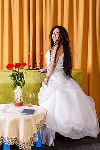 在 chuppah 仪式之前 一位身穿白色婚纱 没有戴面纱的犹太新娘在房间里等待新郎婚姻面纱眼泪幸福哭泣女士祷告宗教女性婚礼图片