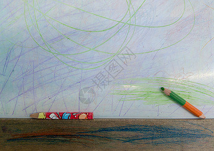 白色背景上隔开的彩色铅笔颜色线 顶视图 手画纸上的涂鸦孩子插图笔记艺术家工作创造力绘画蓝色草图教育图片