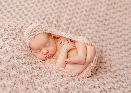 可爱的新生儿卷起来睡着 用粉色尿布包着新生襁褓身体女孩男生说谎睡眠毯子姿势皮肤图片