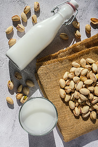 一杯健康的开心果牛奶站在混凝土背景上 饮食牛奶 素食 不含麸质 特写 用于膳食营养的开心果无乳糖牛奶 替代食物和素食主义坚果奶油图片