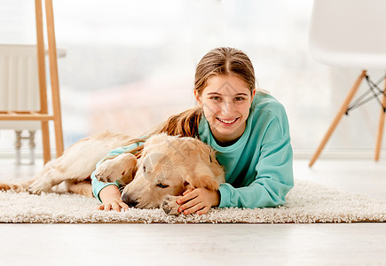 女孩躺在狗旁边图片