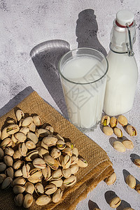 一杯健康的开心果牛奶站在混凝土背景上 饮食牛奶 素食 不含麸质 特写 用于膳食营养的开心果无乳糖牛奶 替代食物和素食主义饮料生活图片