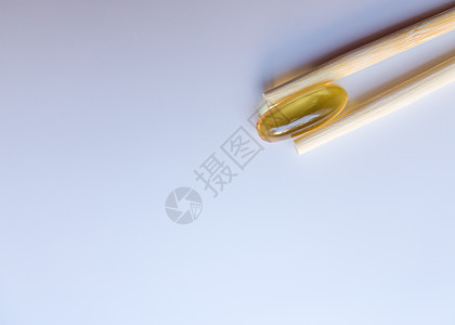 鱼油胶囊用中国筷子 在白色背景上的欧米茄 3 高分辨率产品 食物供给 健康生活方式的维生素 脂肪酸 体内新陈代谢药品胶囊愈合处方图片