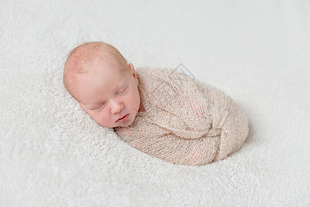 以蜜蜂尿布包着可爱的睡婴毯子梦幻褐色孩子襁褓身体皮肤童年新生白色图片