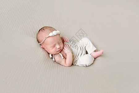 穿着可爱服装睡着的女婴苗圃育儿休息女孩母性压痛婴儿后代睡眠孩子图片