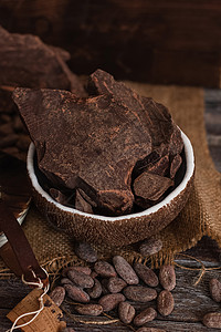 旧木背景上不加糖的烤块巧克力 可可粉 可可脂和可可豆植物宏观饮食香气粉末味道热带甜点糖果勺子图片