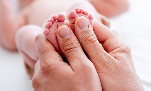 拥有新生儿婴儿脚的母亲母性女孩童年女儿新生女性手指孩子睡眠脚趾图片