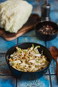 沙拉 盘子上含卷心菜 鸡蛋 玉米和肉蔬菜胡椒健康叶子食物鱼片小吃菠菜营养午餐图片