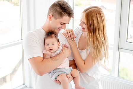 有孩子的夫妇妈妈生活父亲幸福母亲关系婴儿微笑拥抱美德图片