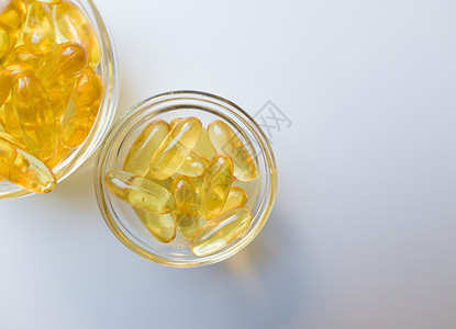 玻璃板上的鱼油胶囊 很多在白色背景上的维生素欧米茄 3 特写 顶视图 高分辨率产品 体内新陈代谢 钙的身体 快速减肥的方法鳕鱼药图片