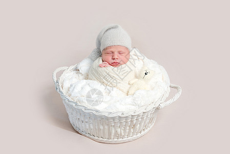白包装的新生儿躺在篮子上男生婴儿梦幻孩子女孩钩针白色新生襁褓小憩图片