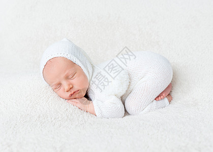 穿白体装的婴儿男孩毯子睡眠卧室孩子蓝色冒充男生幸福儿子连体衣图片