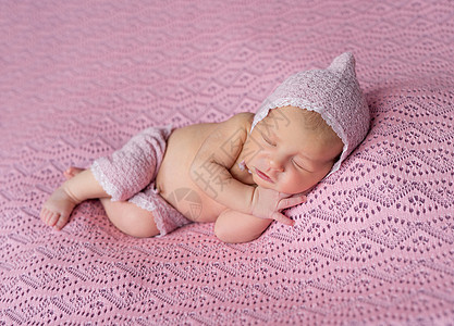 穿着粉红色帽子和内裤的可爱新生儿婴儿孩子姿势生活新生童年梦幻尿布皮肤毯子图片