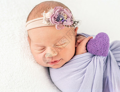 婴儿在花蓬带和毯子中出生 用胸罩系紧女孩童年育儿皮肤心形新生头巾喜悦套装身体图片
