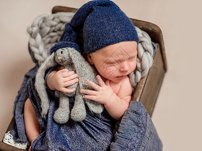 睡着甜美的婴儿小宝宝床罩蓝色野兔褐色生活帽子耳朵女孩睡眠男生图片