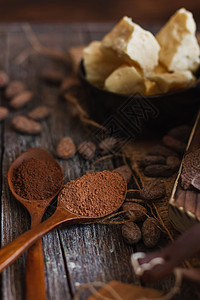 旧木背景上不加糖的烤块巧克力 可可粉 可可脂和可可豆勺子味道巧克力食物粮食甜点水果植物热带香气图片