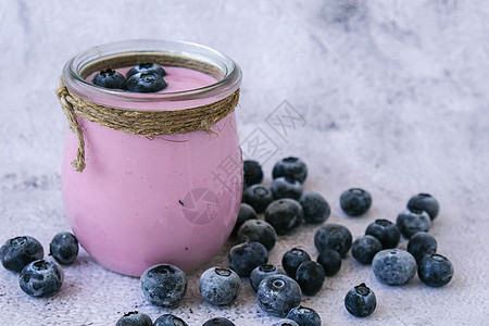 桌上放着酸奶和蓝莓的碗 蓝莓酸奶配新鲜蓝莓 健康的早餐 超级食物健康吃素食素食饮食烹饪健康饮食勺子营养叶子美食奶制品乳制品浆果图片
