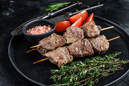 烤肉切肉片在盘子上烧烤牛排和蔬菜 黑色背景 顶层视图鱼片食物串烧午餐牛扒猪肉油炸木板迷迭香羊肉图片