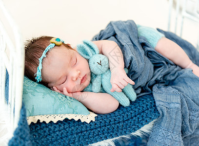 新生女婴睡在小床上白色毯子童年孩子玩具成人女儿说谎女孩婴儿图片