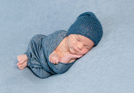 刚出生的婴儿男孩睡得很香生活蓝色毯子童年引擎盖皮肤冒充孩子睡眠女孩图片