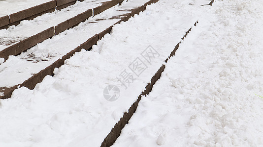 雪覆盖了滑冰的混凝土楼梯 花岗岩石阶上的第一次雪季节坡道安全建筑学石头人行道天气白色残疾人城市图片