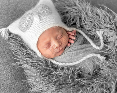 甜蜜睡着的可爱宝宝猫头鹰皮肤枕头毯子新生冒充床单梦幻童年灰色图片