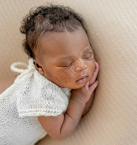 睡眠婴儿的肖像图片