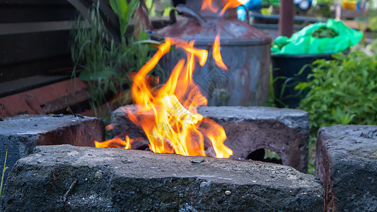 后院自制烧烤炉着火了 在木柴的露天火灾上做饭是好火 野营 露营概念图片