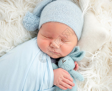 睡觉的新生儿抱抱玩具柔软度睡眠男生幸福女孩冒充休息压痛毯子孩子图片