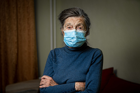 戴着医用口罩的老妇人的明智表情鼓励您在 covid 19 期间保持距离并使用防护设备 健康安全 老年人看相机的肖像 老年人护理药图片