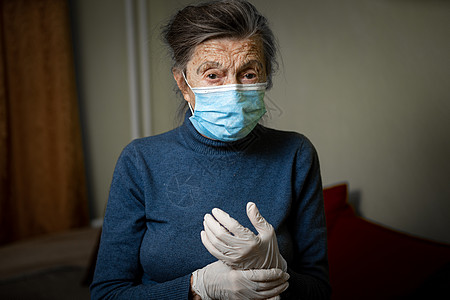 穿着个人防护装备 口罩和手套的白人老妇鼓励在流行病期间呆在家里以确保安全 健康养老主题孤独悲伤手势流感白发帮助橡皮长老疾病养老院图片