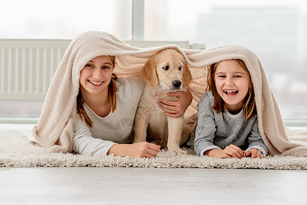 可爱的姐妹和小狗狗女性幸福女孩女学生动物孩子友谊宠物猎犬朋友们图片