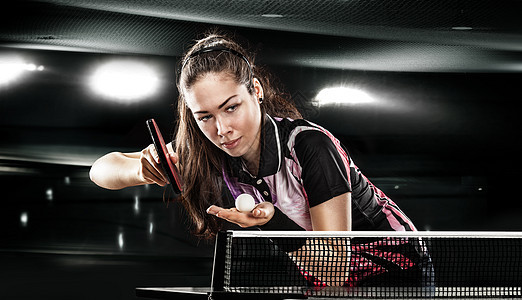 玩桌球的年轻漂亮的运动女孩活动衬衫练习训练玩家女士球拍网球专注闲暇图片